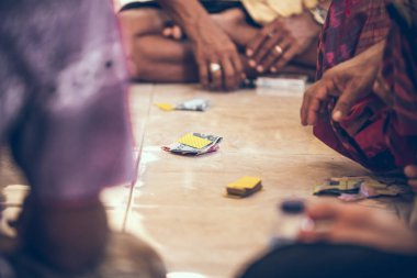 Bali dili Erkekler iskambil katta oturan grubudur. Bali Adası.