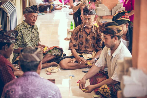 Μπαλί, Ινδονησία - 13 Απριλίου 2018: Ομάδα μπαλινέζικο άνδρες παίζουν χαρτιά κάθεται στο πάτωμα. Νησί του Μπαλί. — Φωτογραφία Αρχείου