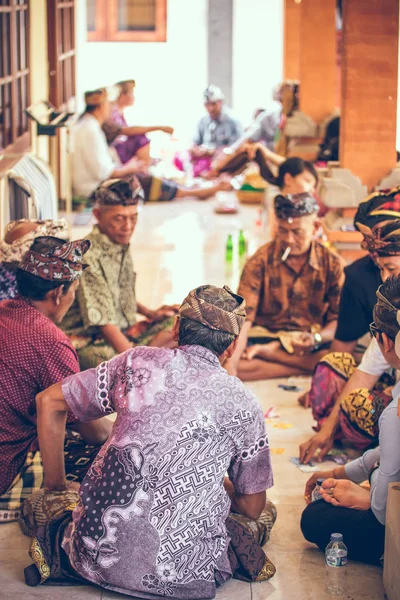 BALI, INDONÉSIA - 13 de abril de 2018: Grupo de homens balineses jogando cartas sentados no chão. Ilha de Bali . — Fotografia de Stock