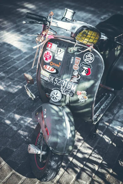 BALI, INDONÉSIA - 17 de abril de 2018: Vintage Scooter closeup na rua, sem pessoas . — Fotografia de Stock