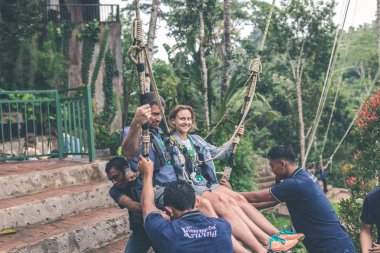 Bali, Endonezya - 23 Ocak 2018: Çift salıncak Bali Adası'nın derin ormanda.