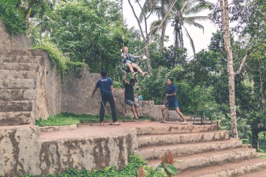 Bali, Endonezya - 23 Ocak 2018: Kadın derin ormanın içinde sallanır. Bali Adası.