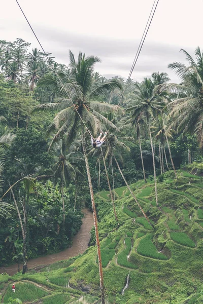 La mujer se balancea en la selva profunda. Isla de Bali . — Foto de Stock