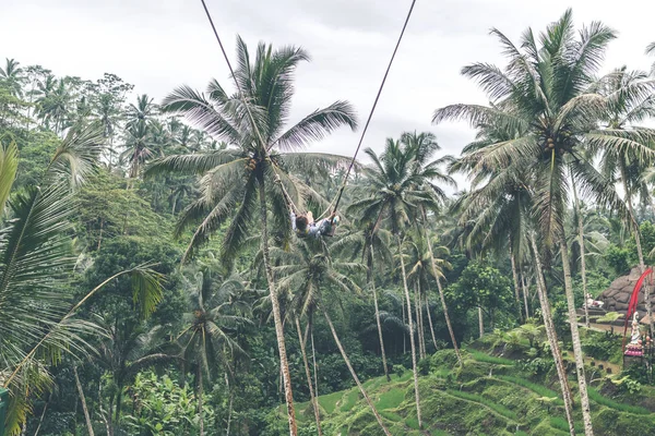 La mujer se balancea en la selva profunda. Isla de Bali . — Foto de Stock