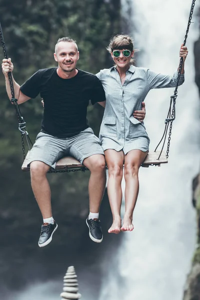 若い新婚旅行のカップル滝、バリ島、インドネシアの近くのジャングルでスイング。ウブド. — ストック写真