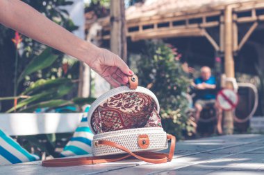 El yapımı doğal organik rattan el çantası. Bali tropikal ada. Eko-bag kavramı. Bali Ecobags.