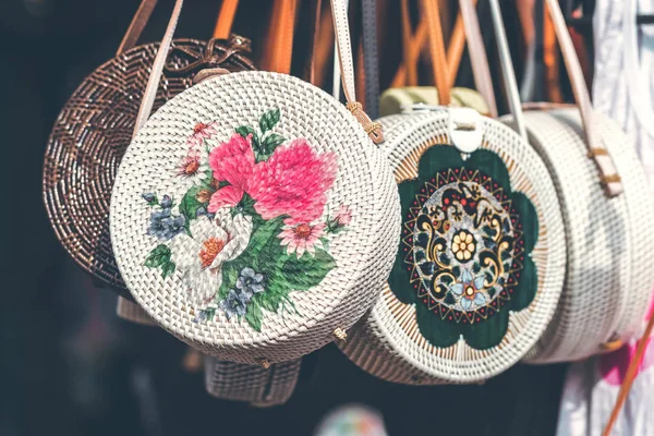 Bolsas redondas de ratán en una tienda callejera. Bali, Indonesia . — Foto de Stock