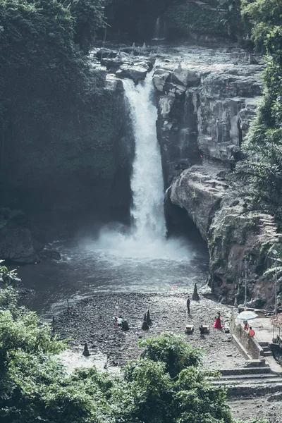 巴厘岛丛林中的 Tegenungan 瀑布。印度尼西亚. — 图库照片