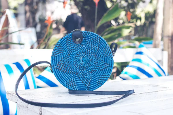 El yapımı doğal organik rattan el çantası. Bali tropikal ada. Eko-bag kavramı. Bali Ecobags.