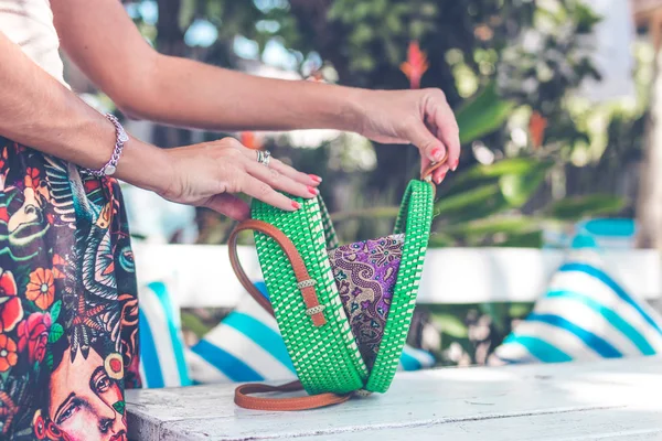 El yapımı doğal organik rattan el çantası. Bali tropikal ada. Eko-bag kavramı. Bali Ecobags.