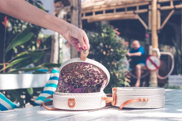 Bolso de ratán orgánico natural hecho a mano. Isla tropical de Bali. Concepto de bolsa ecológica. Ecobags de Bali . — Foto de Stock