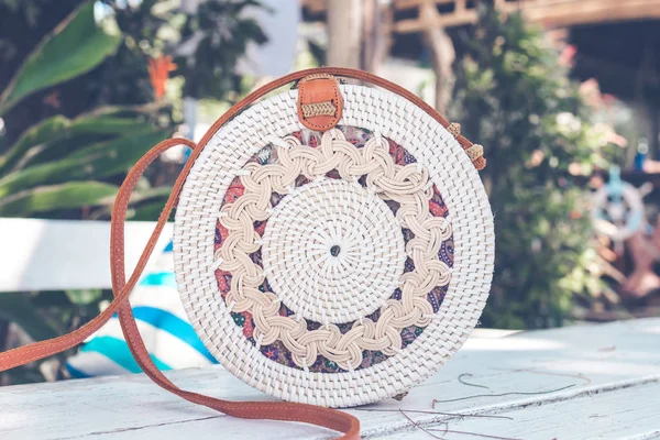 El yapımı doğal organik rattan el çantası. Bali tropikal ada. Eko-bag kavramı. Bali Ecobags.
