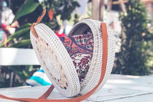 El yapımı doğal organik rattan el çantası. Bali tropikal ada. Eko-bag kavramı. Bali Ecobags.