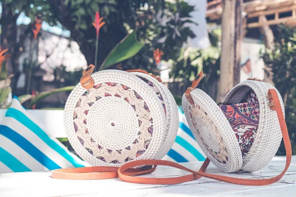 El yapımı doğal organik rattan el çantası. Bali tropikal ada. Eko-bag kavramı. Bali Ecobags.