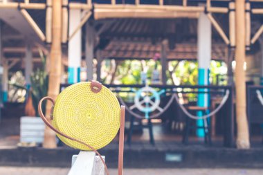El yapımı doğal organik rattan el çantası. Bali tropikal ada. Eko-bag kavramı. Bali Ecobags.