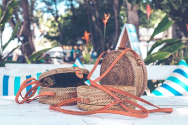 El yapımı doğal organik rattan el çantası. Bali tropikal ada. Eko-bag kavramı. Bali Ecobags.