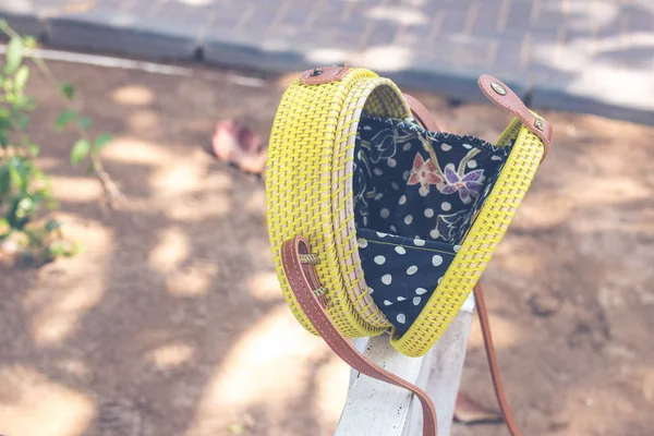 El yapımı doğal organik rattan el çantası. Bali tropikal ada. Eko-bag kavramı. Bali Ecobags.