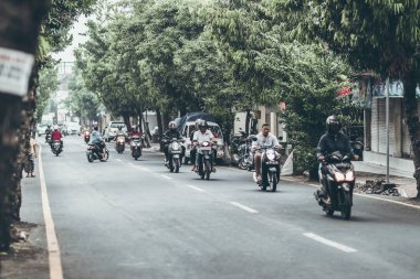 Bali, Endonezya - 17 Mayıs 2018:: trafik Bali. Ubud alan. Mopedler sokaklarda. Motosiklet.