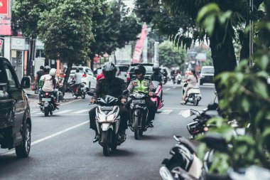 Bali, Endonezya - 17 Mayıs 2018:: trafik Bali. Ubud alan. Mopedler sokaklarda. Motosiklet.