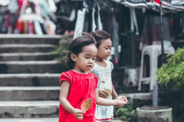 Bali, Endonezya - 17 Mayıs 2018: Bali Ubud kızlarda. Endonezya çocuklar.