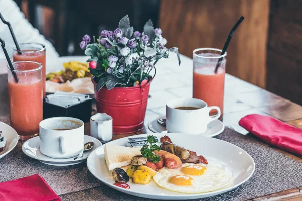 朝食の目玉焼き、ジュース、コーヒー、トロピカル レストラン、バリ島で木製テーブルの上の果物. — ストック写真