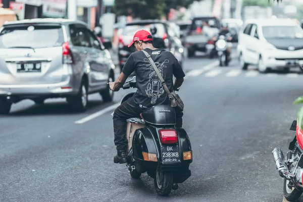 BALI, INDONESIA - 17 Mei 2018: Lalu lintas di Bali. Daerah Ubud. Para mafia di jalanan. Motor. . — Stok Foto