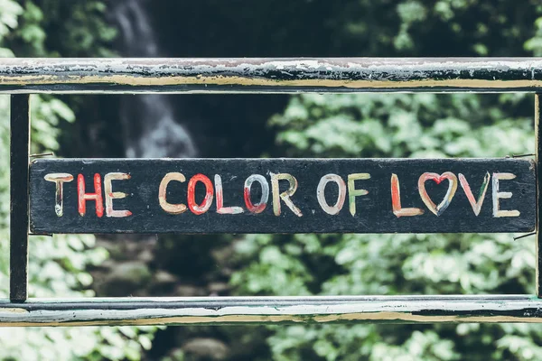 Texto a cor do amor na selva da ilha de Bali. Amor na floresta tropical . — Fotografia de Stock