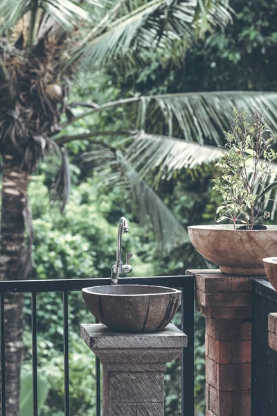 Lavatório de pia de pedra orgânica natural na selva da ilha de Bali. Indonésia . — Fotografia de Stock