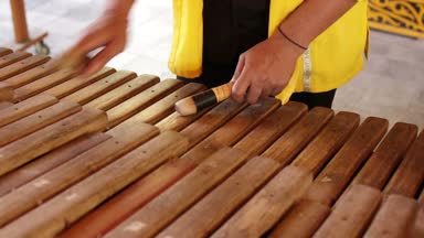 Asya Endonezya Bali müzisyen gamelan alet. Oynayan eller. Değil düzenlenmiş, raw dosya.