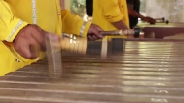 Asya Endonezya Bali müzisyen gamelan alet. Oynayan eller. Değil düzenlenmiş, raw dosya.