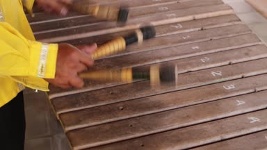 Asya Endonezya Bali müzisyen gamelan alet. Oynayan eller. Değil düzenlenmiş, raw dosya.