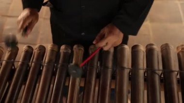 Asya Endonezya Bali müzisyen gamelan alet. Oynayan eller. Değil düzenlenmiş, raw dosya.
