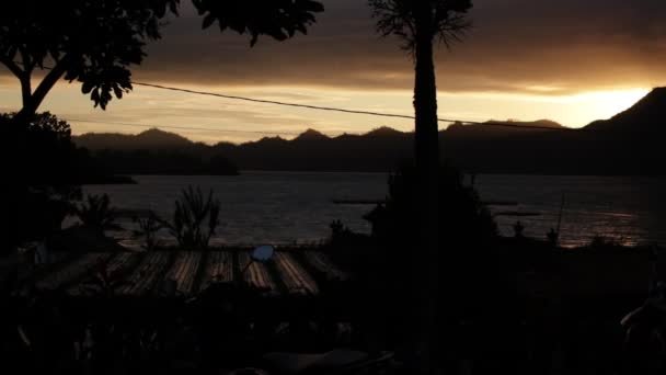 Bbeautiful alba sulle montagne e vulcano Batur sul noth dell'isola di Bali, Indonesia . — Video Stock