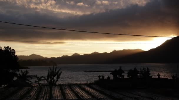 Bbeautiful zonsopgang boven de bergen en de vulkaan Batur op het noorden van Bali eiland, Indonesië. — Stockvideo