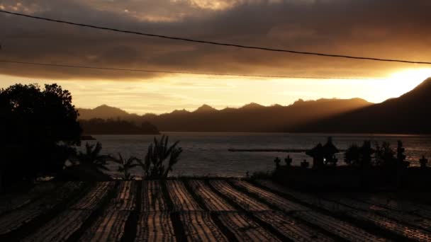 Bbeautiful gündoğumu volkana Bali Adası, Endonezya'nın kuzeyinde Batur ve dağlar üzerine. — Stok video