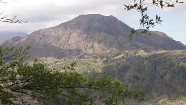 Volcán Batur en una isla trpoical de Bali, Indonesia . — Vídeos de Stock