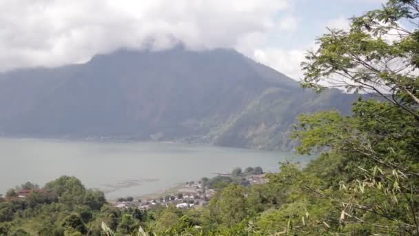 Vulcão Batur em uma ilha trópica de Bali, Indonésia . — Vídeo de Stock