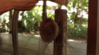Geleneksel Endonezya tekstil üretim zanaat Köyü, Wwooden dokuma iplik makineleri ve spin iplik pamuk kumaş oluşturma. Bali Adası.