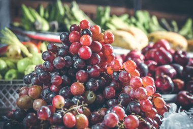 Üzüm Asya Bali Endonezya gece piyasada. Organik meyve. Bali.