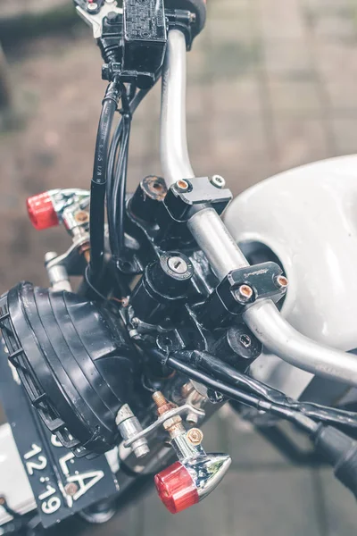 Niestandardowe motocykl zbliżenie technologii Superbike i transport tło koncepcja. — Zdjęcie stockowe