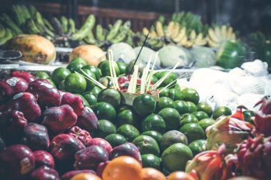 Taze organik mandalina gece piyasada. Bali Adası.