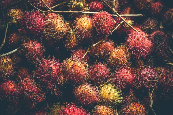 Frutas do Rambutão no mercado noturno asiático. Ilha de Bali . — Fotografia de Stock