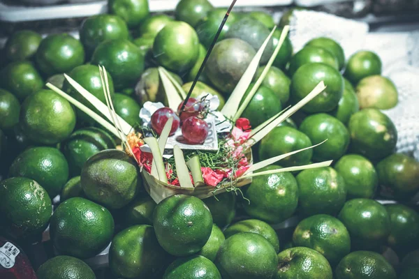 Fresh organic mandarins on the night market. Bali island. — Stock Photo, Image