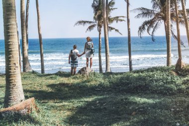 Bali tropikal ada avucunda arasında genç çift.