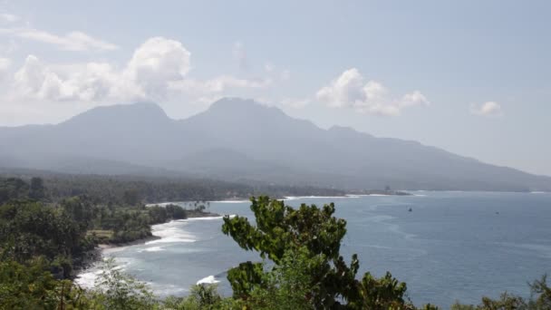 Tropikalny krajobraz, widok na góry, ocean. Wyspa Bali. — Wideo stockowe