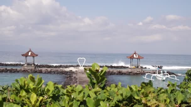 Havsvågor. Ön Bali. Tropiska landskap. — Stockvideo