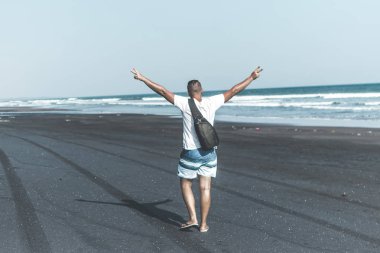 Adam siyah kum plaj. Bali Adası.