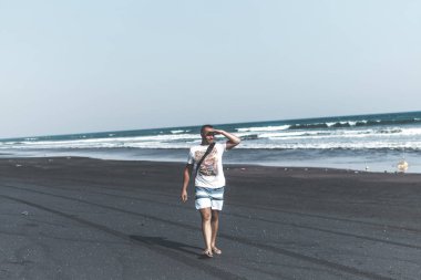 Adam siyah kum plaj. Bali Adası.