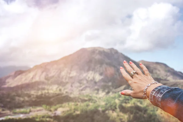 Nő kezét a hegyi háttér. Batur vulkán. Bali szigetén. — Stock Fotó