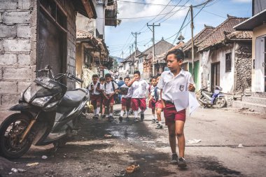 Bali, Endonezya - 23 Mayıs 2018: Grup köy sokakta bir okul üniformalı Balili bilirler.